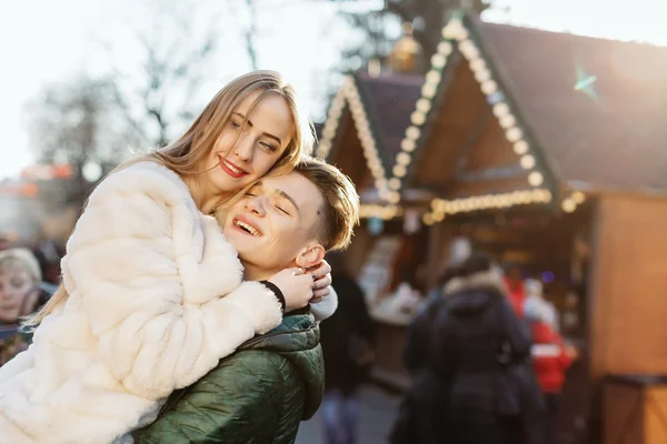 크리스마스 시장에서 매력적인 커플 — 스톡 사진