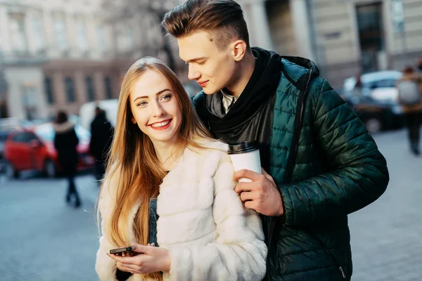 Heureux couple dans la rue — Photo