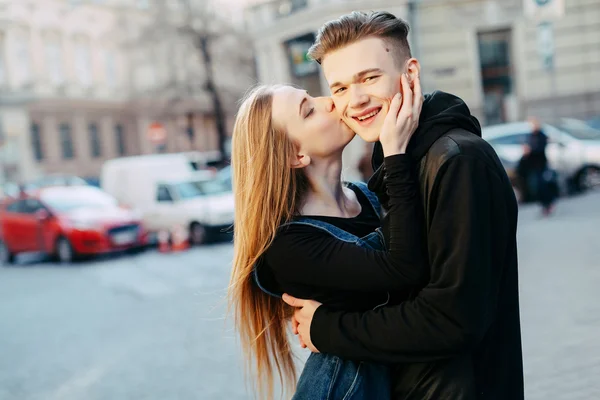 Lyckliga paret på gatan — Stockfoto