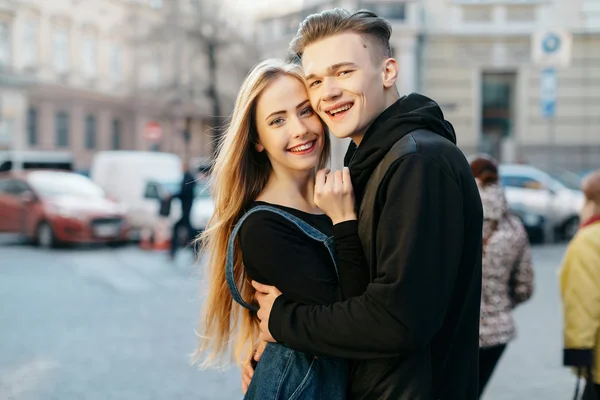 Pareja feliz de pie juntos — Foto de Stock