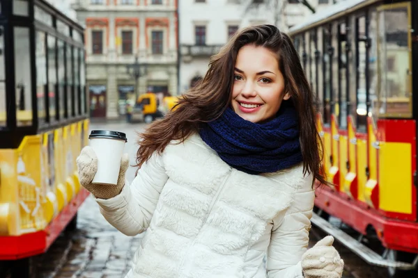 一杯のコーヒーを保持している面白い若い女性 — ストック写真