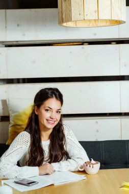 Kahve olan büyüleyici kadın