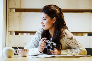 Kahve ile gülümseyen kız