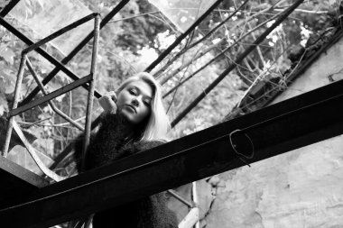 Genç kız eski sera poz