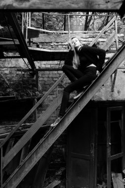 Sera üzerinde poz güzel kız