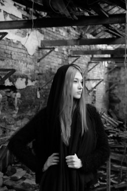 Genç bir kadının siyah beyaz portresi 