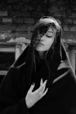 hassas bir genç kız