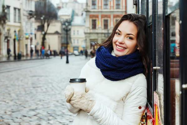 Sonriente chica sosteniendo la taza de café — Foto de Stock