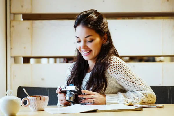 Chica sonriente con taza de café — Foto de Stock