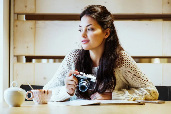 ยิ้มสาวกับถ้วยกาแฟ — ภาพถ่ายสต็อก