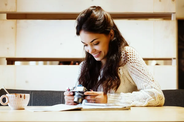 Mujer sentada a la mesa con una taza de café — Foto de Stock