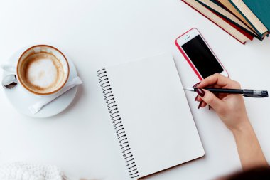 Not defterinde yazılı kadın eli