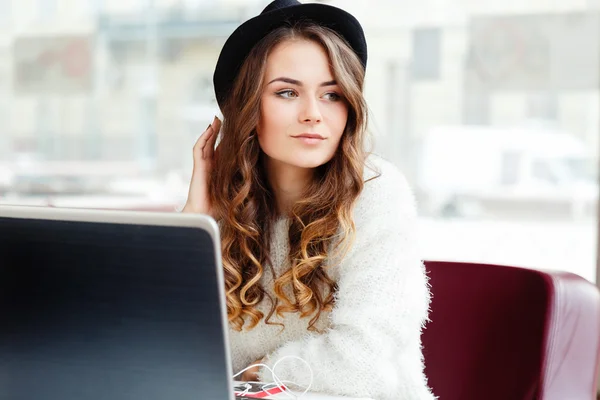 Menina com cabelo encaracolado marrom — Fotografia de Stock