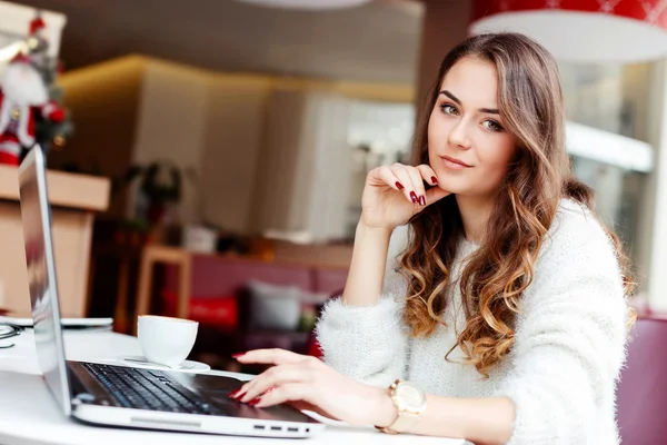 Chica sentada en la cafetería con portátil — Foto de Stock