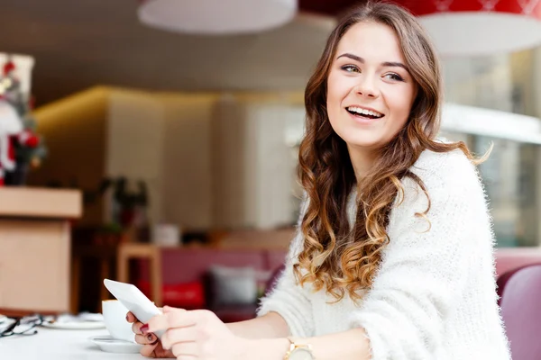 Chica sentada en la cafetería con la tableta —  Fotos de Stock