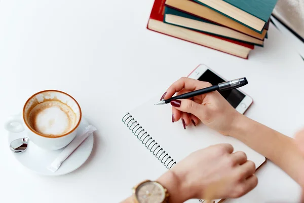 Not defterinde yazılı kadın eli