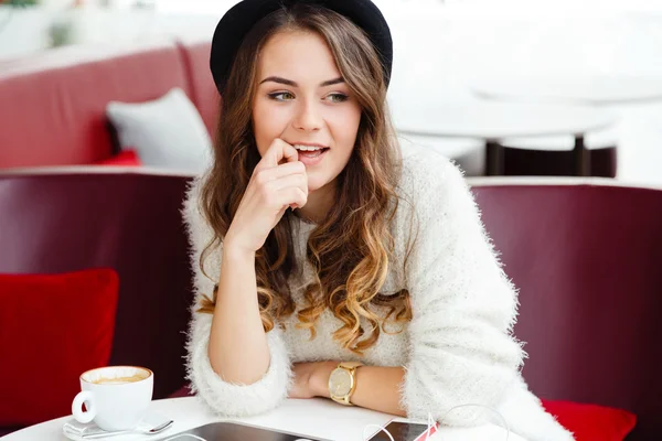 Chica sentada en la cafetería — Foto de Stock