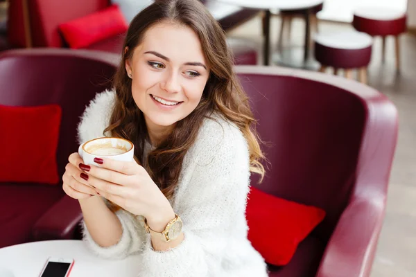 Девушка сидит в кафе — стоковое фото