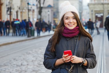 Genç, gülümseyen kadın