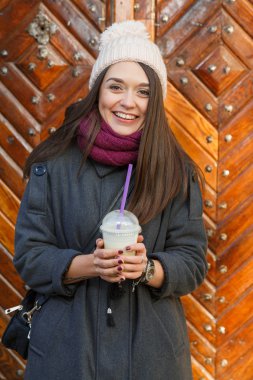 neşeli genç kadın