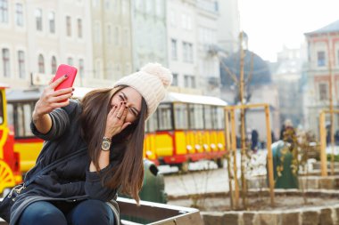 Selfie akıllı telefon alarak kız