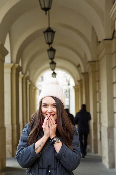 彼女の顔に近い手でポーズ美しい少女 — ストック写真