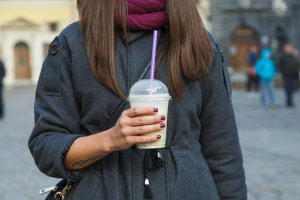 Mujer joven posando con una taza de batido — Foto de Stock