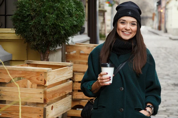 Joven mujer sonriente — Foto de Stock