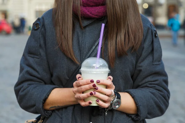 Morena mulher posando com xícara de smoothie — Fotografia de Stock