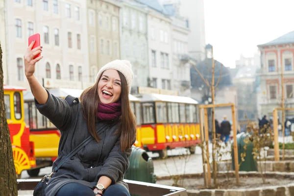 Nevetve fiatal nő vesz selfie — Stock Fotó