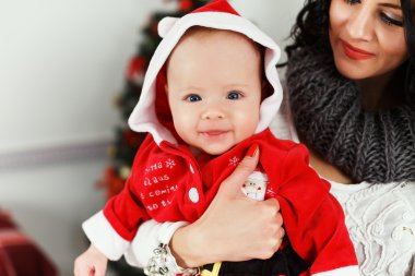 Küçük bebek annesiyle poz