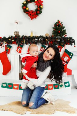 Gülümseyen genç anne 