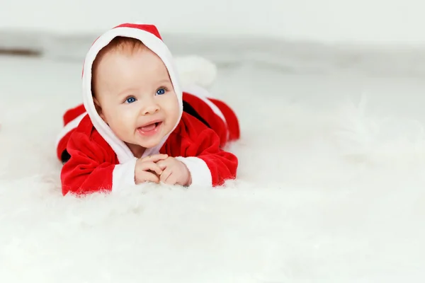 Rolig liten baby i röd dräkt — Stockfoto