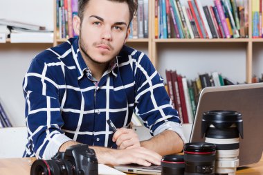 dizüstü bilgisayar ile çekici bir adam