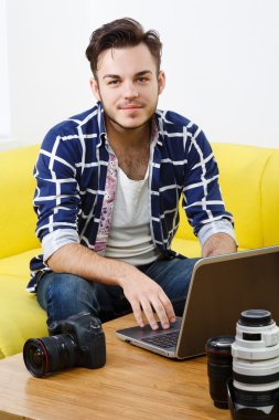 Mavi kareli gömlek giyen çekici adam