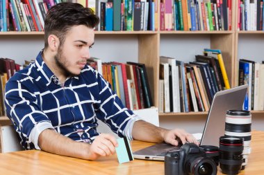 dizüstü bilgisayar ile çekici bir adam