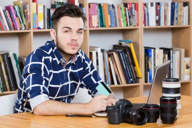 dizüstü bilgisayar ile çekici bir adam