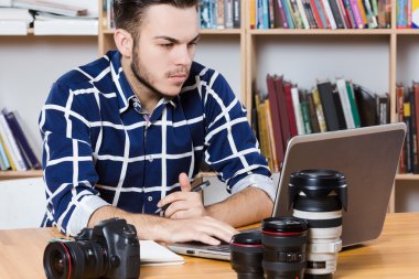 dizüstü bilgisayar ile çekici bir adam