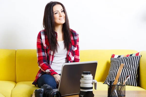 Cantik brunette dengan laptop — Stok Foto