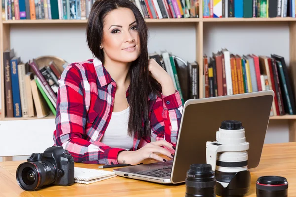 Vacker brunett med laptop — Stockfoto