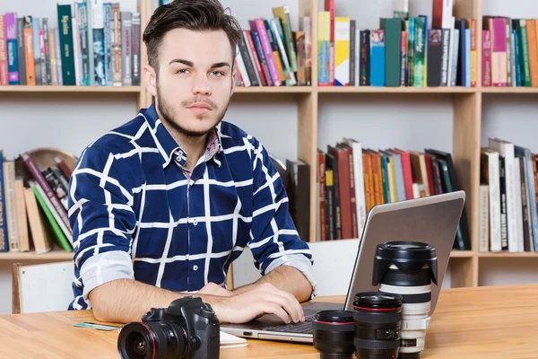 Attraktiver Mann mit Laptop — Stockfoto