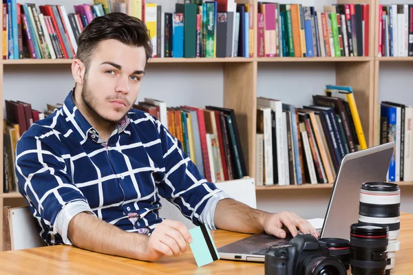 Το όμορφο άνθρωπο με laptop — Φωτογραφία Αρχείου