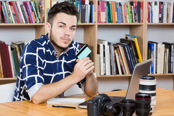 Aantrekkelijke man met laptop — Stockfoto