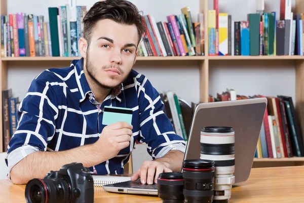 Hombre atractivo con portátil — Foto de Stock