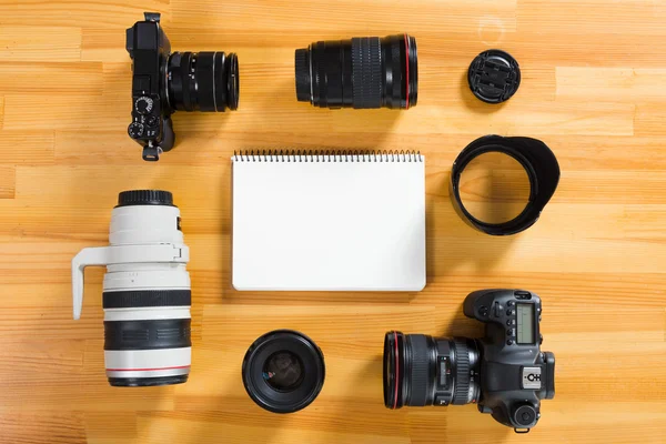 Ноутбук и фотокамера на столе — стоковое фото