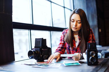 retro kamera ile genç kadın