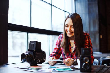 retro kamera ile genç kadın