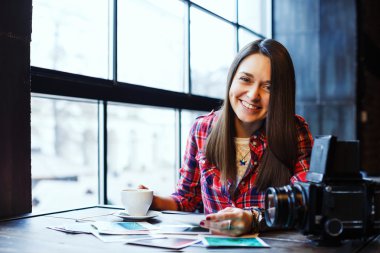 retro kamera ile genç kadın