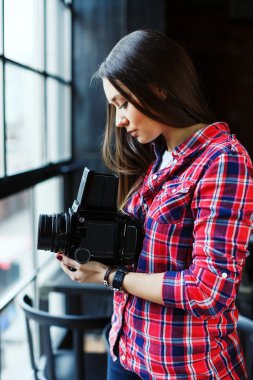Güzel bayanı ile fotoğraf makinesi
