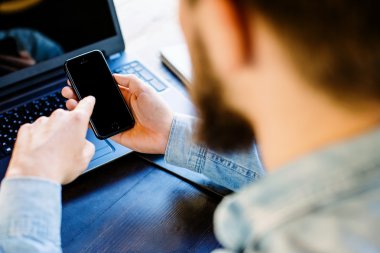 Bir cep telefonu kullanarak sakallı